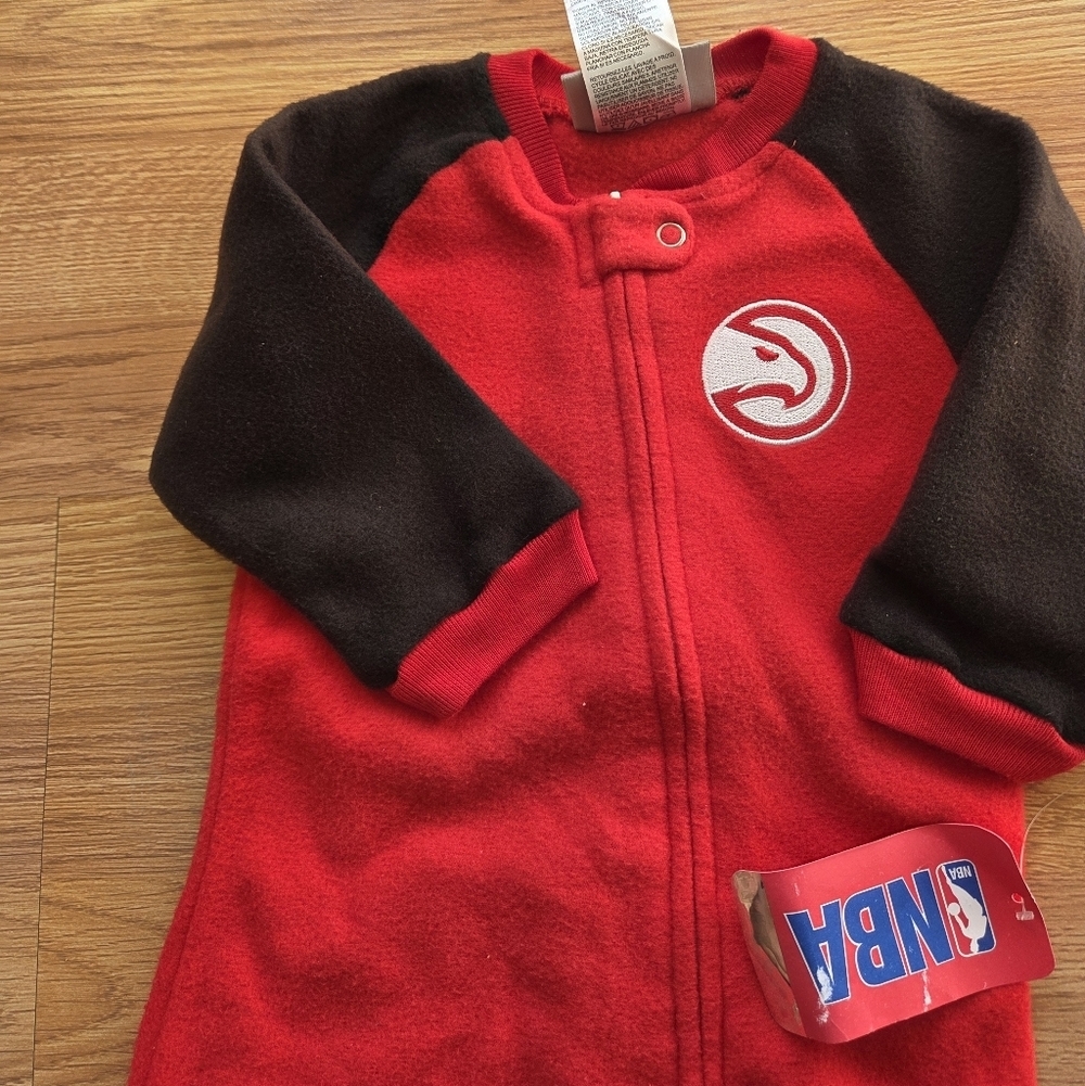 NBA Atlanta Hawks Footie Pajama One Piece NWT 0-3M, 3-6M, 6-9M Red Black - Picture 4 of 8